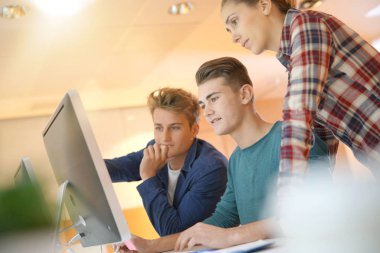 Birlikte bir proje üzerinde çalışırken sınıfta öğrenciler