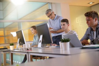 Öğrenciler bilgisayar sınıf katılıyor çıraklık