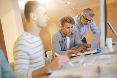 Web lise öğrencisi sınıf öğretmeni ile tasarım