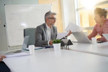 Öğretmen öğrenci masa etrafında kopya veren