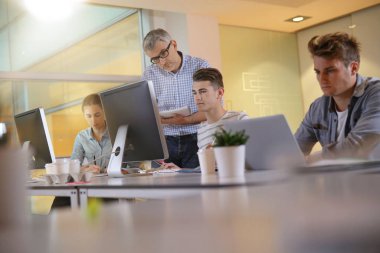 Öğrenciler bilgisayar sınıf katılıyor çıraklık