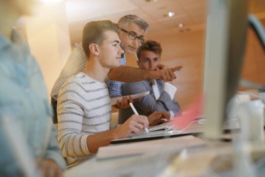 Web lise öğrencisi sınıf öğretmeni ile tasarım