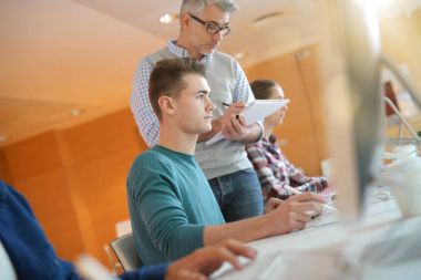 Öğrenci sınıf öğretmeni ile bilgi işlem grubu