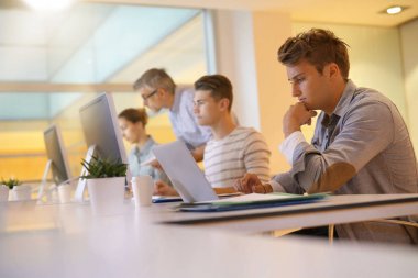 Masaüstü önünde sınıfta öğrenciler