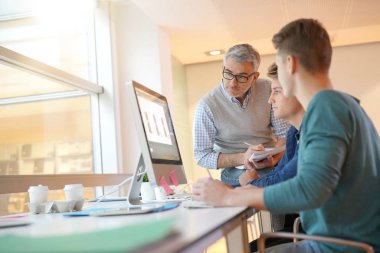 öğretmen ile öğrenci sınıf bilgi işlem