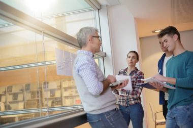 Öğretmen sınıfta ekonomi gençlere öğretim