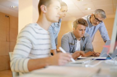 Web lise öğrencisi sınıf öğretmeni ile tasarım