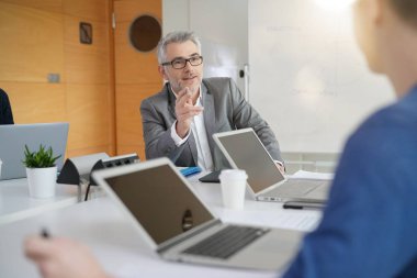 Dizüstü bilgisayarlar kullanarak tablo çalışma öğrenci ile öğretmen