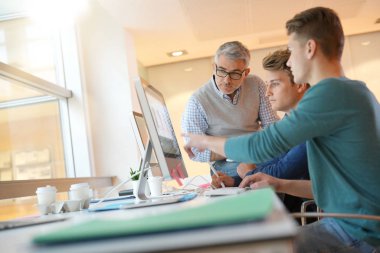 öğretmen ile öğrenci sınıf bilgi işlem