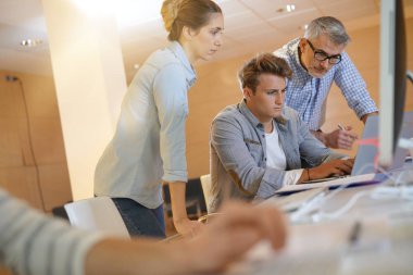 Web lise öğrencisi sınıf öğretmeni ile tasarım