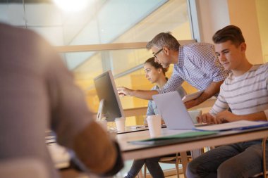 Bilgi işlem sınıf katılıyor çıraklık öğrenci ile öğretmen