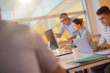 Bilgi işlem sınıf katılıyor çıraklık öğrenci ile öğretmen