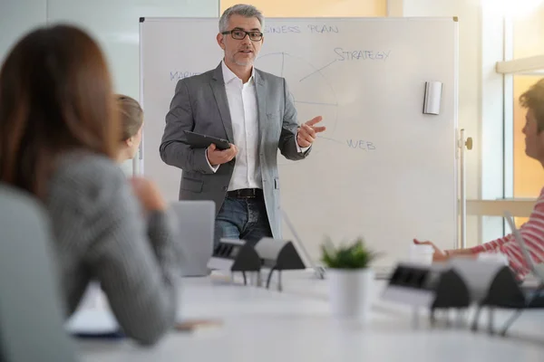 Insegnante Dando Classe Economia Utilizzando Lavagna Bianca — Foto Stock