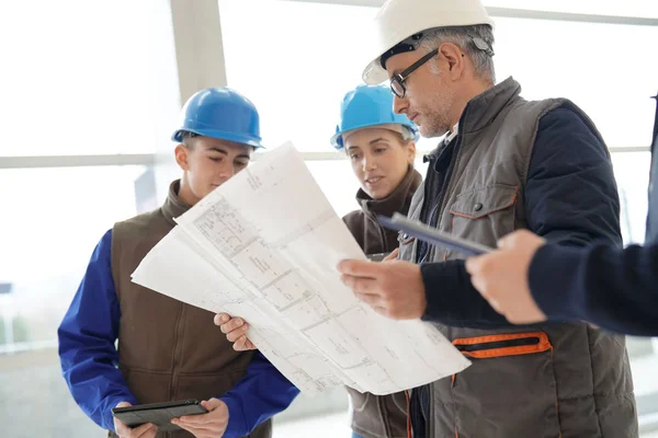 Ausbilder Mit Jungen Leuten Der Ingenieurausbildung — Stockfoto