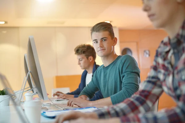 Grupo Alunos Sala Aula Trabalhando Computadores — Fotografia de Stock