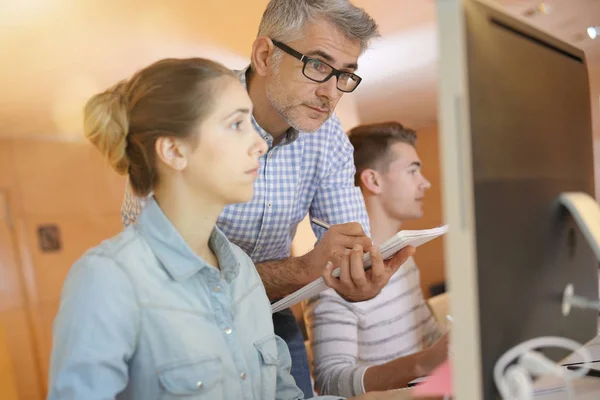 Profesor Con Estudiante Trabajando Computadora Escritorio — Foto de Stock