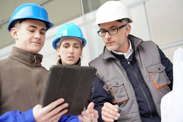 Instructor Con Jóvenes Formación Ingeniería — Foto de Stock