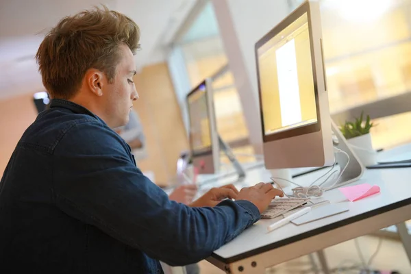 Étudiant Classe Travaillant Sur Ordinateur Bureau — Photo