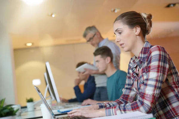 Estudante Menina Sentada Sala Aula Trabalhando Laptop — Fotografia de Stock