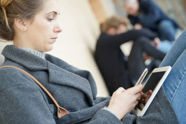 Chica Estudiante Sentada Piso Conectado Con Tableta — Foto de Stock