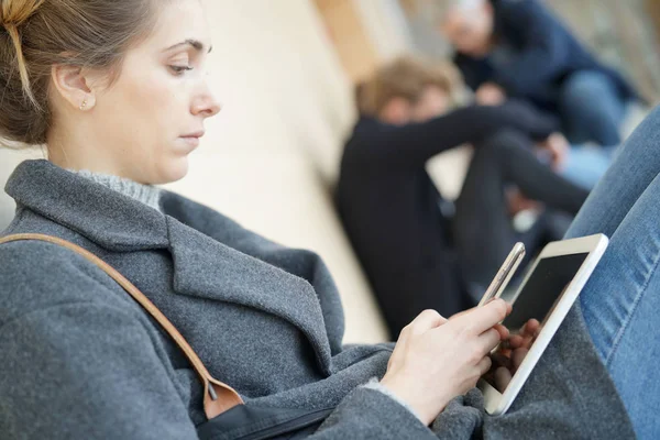 Étudiant Fille Assise Sur Sol Connecté Avec Tablette — Photo