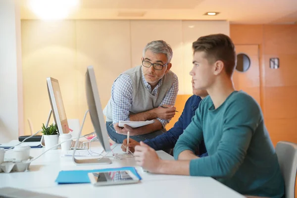 Insegnante Con Studenti Classe Informatica — Foto Stock