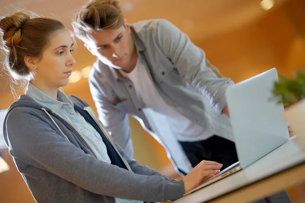 Studenti Che Lavorano Computer Portatile — Foto Stock