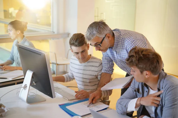 Web lise öğrencisi sınıf öğretmeni ile tasarım