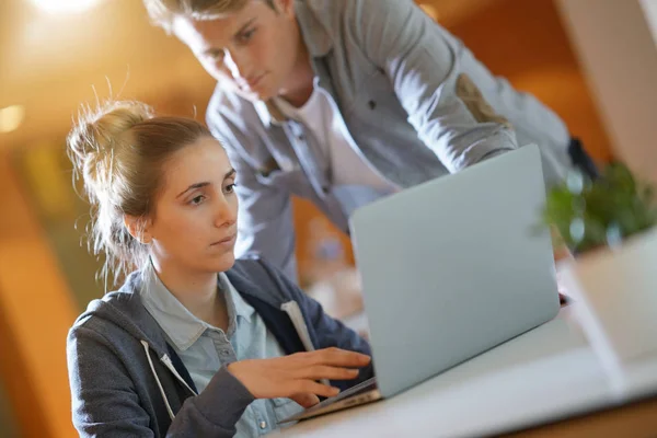 Estudiantes Trabajando Computadora Portátil — Foto de Stock