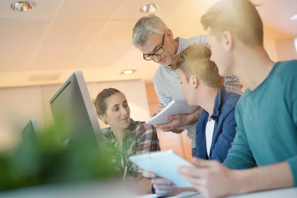 Insegnante Controllo Studenti Lavorano Classe — Foto Stock