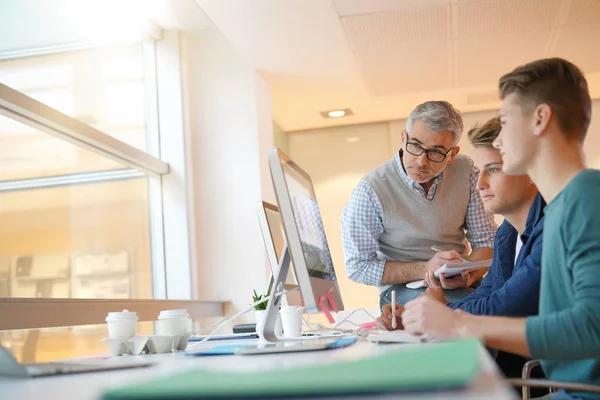 Leraar Met Studenten Gegevensverwerking Van Klasse — Stockfoto