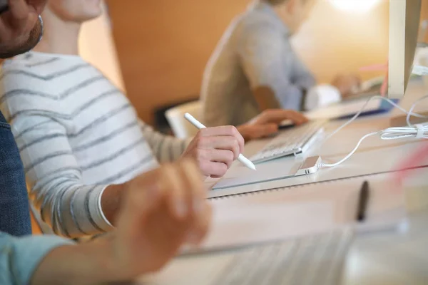 Student Třídě Design Webu Pomocí Grafického Tabletu — Stock fotografie