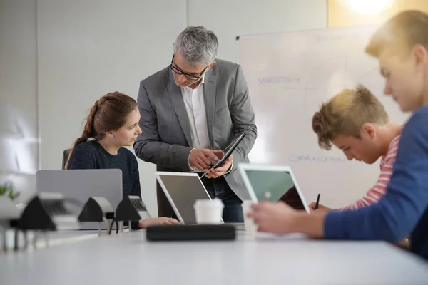 Profesor Dando Clase Economía Usando Pizarra — Foto de Stock