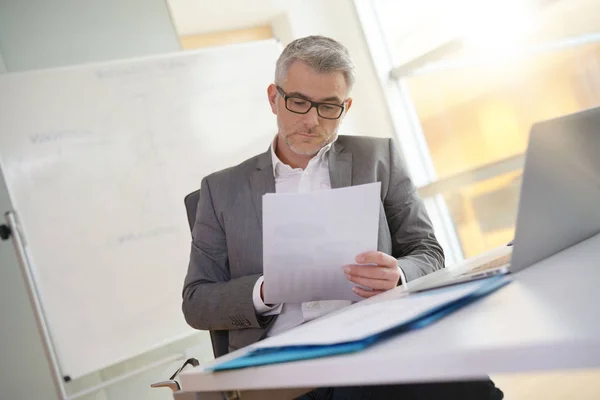 Biznesmen Biurze Pracy Laptopie Przy Biurku — Zdjęcie stockowe