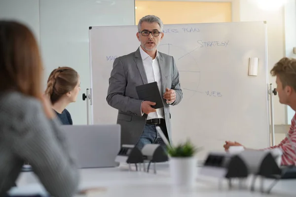 Lärare Ger Ekonomi Klass Använda Whiteboard — Stockfoto