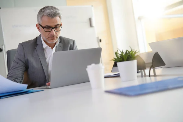 Geschäftsmann Büro Arbeitet Laptop Schreibtisch — Stockfoto