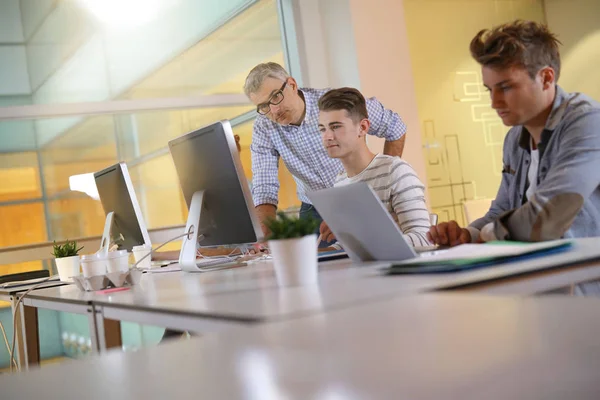 Studenten Leertijd Bijwonen Computing Klasse — Stockfoto