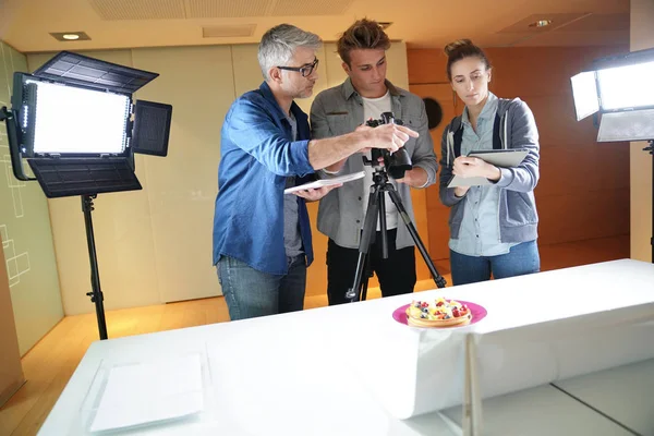 Photographer Teaching Group Students Studio — Stock Photo, Image