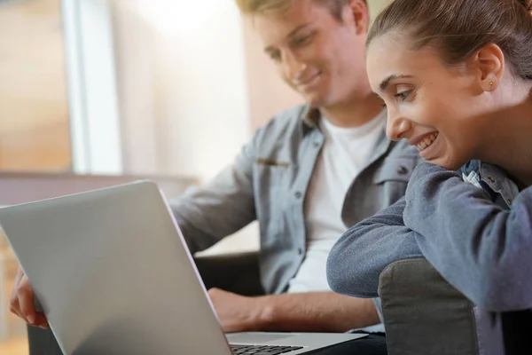 Studenter Arbetar Bärbar Dator — Stockfoto