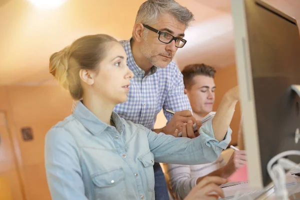 Lehrer Und Schüler Arbeiten Desktop Computer — Stockfoto