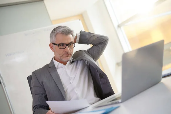 Zakenman Kantoor Werken Laptop Aan Balie — Stockfoto