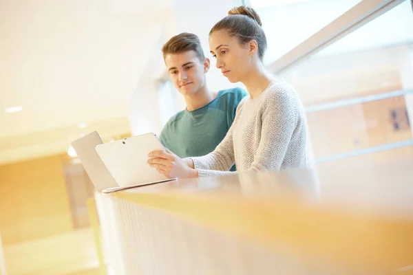 Studenten Hal Verbonden Met Laptop — Stockfoto