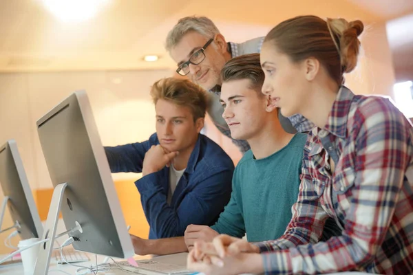 Estudiantes Clase Con Profesor Trabajando Proyecto —  Fotos de Stock