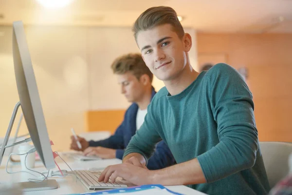 Porträt Eines Lächelnden Studenten Computerkurs — Stockfoto