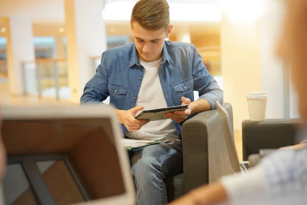 Estudiantes Sala Estar Conectados Con Tabletas — Foto de Stock