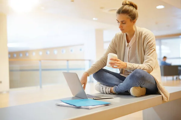 Étudiant Fille Assis Sur Banc Travail Sur Ordinateur Portable Photos De Stock Libres De Droits