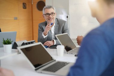 Dizüstü bilgisayarlar kullanarak tablo çalışma öğrenci ile öğretmen