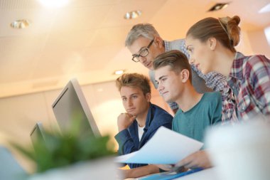 Projede çalışan öğretmenle sınıfta öğrenciler