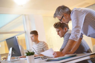 Web lise öğrencisi sınıf öğretmeni ile tasarım