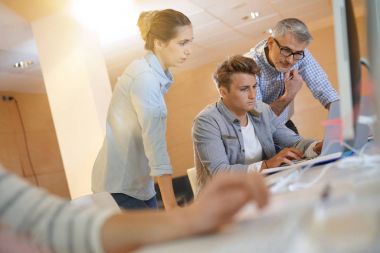 Web lise öğrencisi sınıf öğretmeni ile tasarım